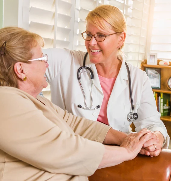 Szczęśliwy uśmiechnięty lekarz lub pielęgniarka rozmowa do starszy Kobieta w Chair w Dom — Zdjęcie stockowe