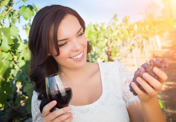 Hermosa mujer joven adulta disfrutando de una copa de cata de vino caminando en el viñedo — Foto de Stock