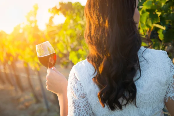Fiatal felnőtt nő élvezi pohár borkóstoló séta a szőlőültetvény — Stock Fotó