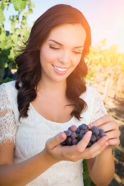 Mulher adulta jovem bonita desfrutando de um passeio na vinha de uva — Fotografia de Stock