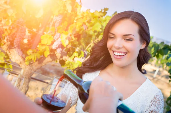 Hermosa mujer joven adulta disfrutando de una copa de cata de vino Vierta en el viñedo con amigos — Foto de Stock