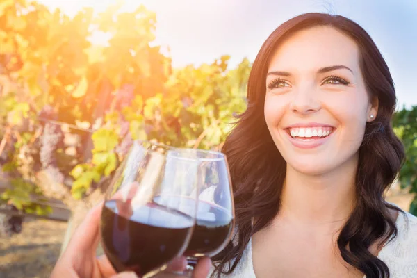 Όμορφη νεαρή ενήλικη γυναίκα απολαμβάνει ένα ποτήρι γευσιγνωσίας κρασιού τοστ στον αμπελώνα με τους φίλους — Φωτογραφία Αρχείου