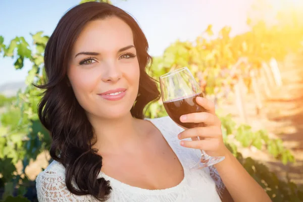 Hermosa mujer joven adulta disfrutando de una copa de cata de vino en el viñedo —  Fotos de Stock