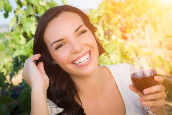 Vineyard Içinde şarap tadımı cam zevk güzel genç yetişkin kadın — Stok fotoğraf