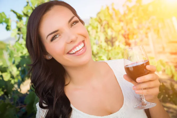 Mooie jonge volwassen vrouw genieten van een glas wijnproeverij in de wijngaard — Stockfoto