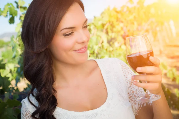 Hermosa mujer joven adulta disfrutando de una copa de cata de vino en el viñedo — Foto de Stock