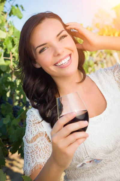 Mooie jonge volwassen vrouw genieten van een glas wijnproeverij in de wijngaard — Stockfoto