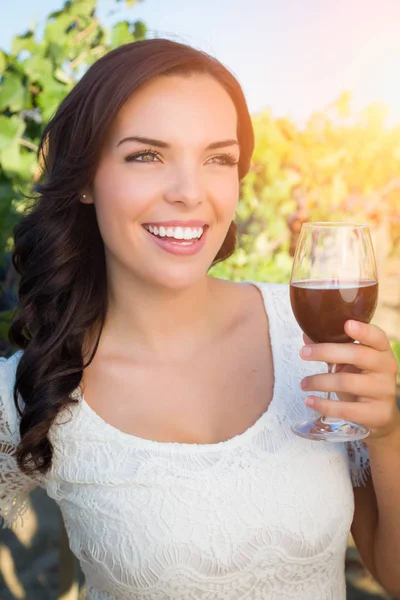 Gyönyörű fiatal felnőtt nő élvezi pohár borkóstoló a szőlőültetvény — Stock Fotó