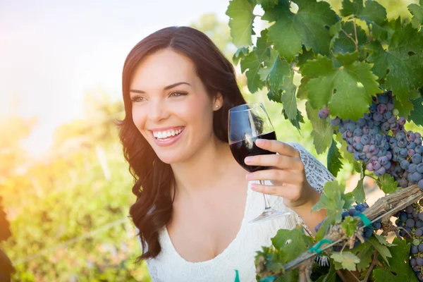 Hermosa mujer joven adulta disfrutando de una copa de cata de vino en el viñedo — Foto de Stock