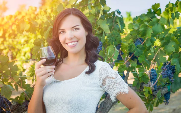 Hermosa mujer joven adulta disfrutando de una copa de cata de vino en el viñedo — Foto de Stock