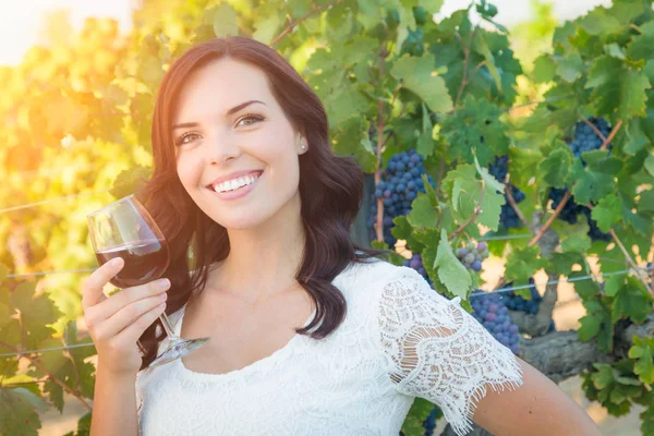 Hermosa mujer joven adulta disfrutando de una copa de cata de vino en el viñedo — Foto de Stock