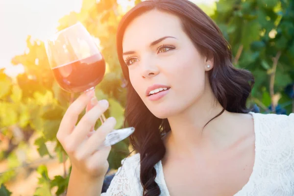 Hermosa mujer joven adulta disfrutando de una copa de cata de vino en el viñedo — Foto de Stock