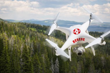 Sar - Arama ve Kurtarma İnsansız Uçak Sistemi, (Uas) Drone Bir Dağ Ormanı Üzerinde Uçan