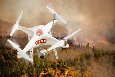 İtfaiye İnsansız Uçak Sistemi, (Uas) Drone Bir Orman Yangını Üzerinde İzole
