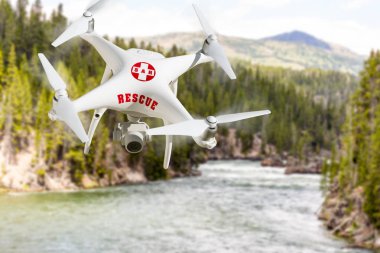 Sar - Arama ve Kurtarma İnsansız Uçak Sistemi, (Uas) Drone Wilderness Nehri Üzerinde Uçan