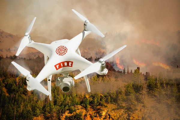 Straż pożarna bezzałogowy system samolotów, (UAS) Drone izolowane nad lasem Fire — Zdjęcie stockowe