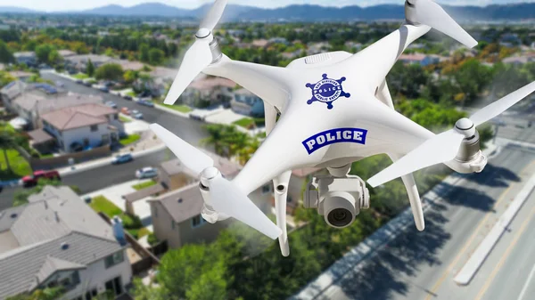 Unbemanntes Flugzeugsystem der Polizei, Drohne, die über einem Viertel und einer Straße fliegt — Stockfoto