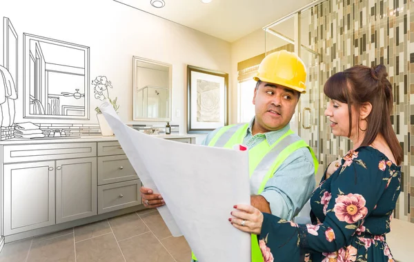 Латиноамериканец-подрядчик беседует с клиенткой за чертежными планами перед ванной . — стоковое фото