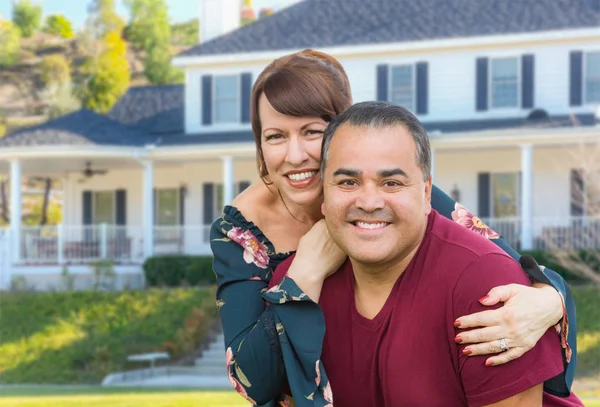 Retrato de pareja de adultos jóvenes de raza mixta frente a una hermosa casa —  Fotos de Stock