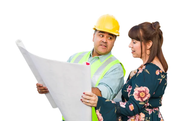 Hispanic mannelijke aannemer praten met vrouwelijke cliënt over blauwdruk plannen geïsoleerd op een witte achtergrond. — Stockfoto