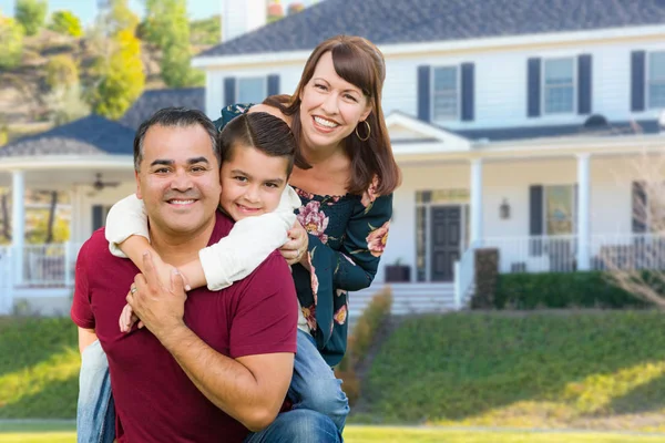 Šťastný smíšený rozjížďka rodinný portrét před jejich domem — Stock fotografie