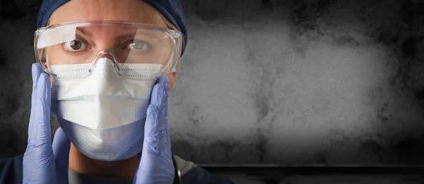 Ärztin oder Krankenschwester mit Brille, OP-Handschuhen und Gesichtsmaske vor dunklem Hintergrund. — Stockfoto