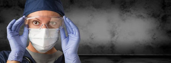 Vrouwelijke arts of verpleegkundige dragen bril, chirurgische handschoenen en gezichtsmasker tegen grungy donkere achtergrond banner. — Stockfoto