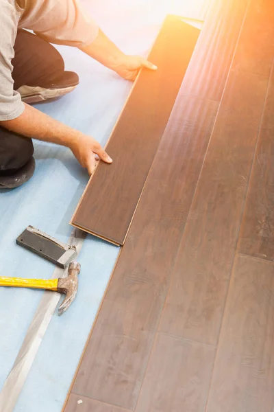 Hombre Instalación de nuevos pisos de madera laminada — Foto de Stock