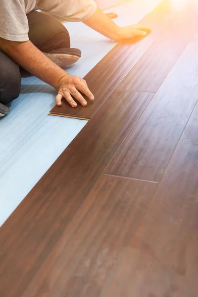 Man installeren nieuw laminaat vloeren — Stockfoto