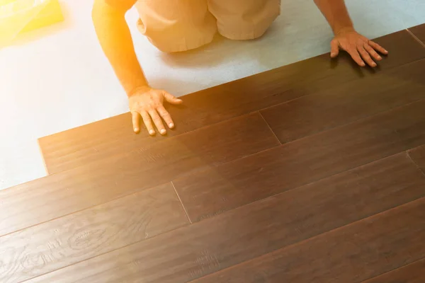 安装新的强化木地板的男人 — 图库照片