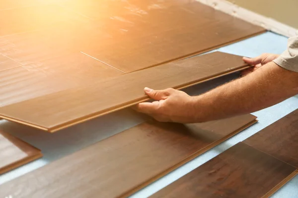 Człowiek instalowania nowych podłóg drewnianych — Zdjęcie stockowe