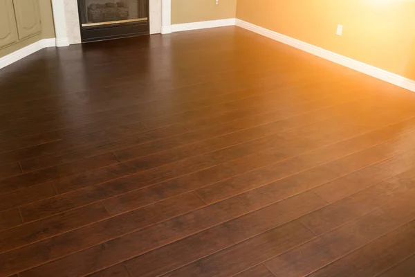 Pavimenti in laminato marrone di nuova installazione e battiscopa in casa — Foto Stock