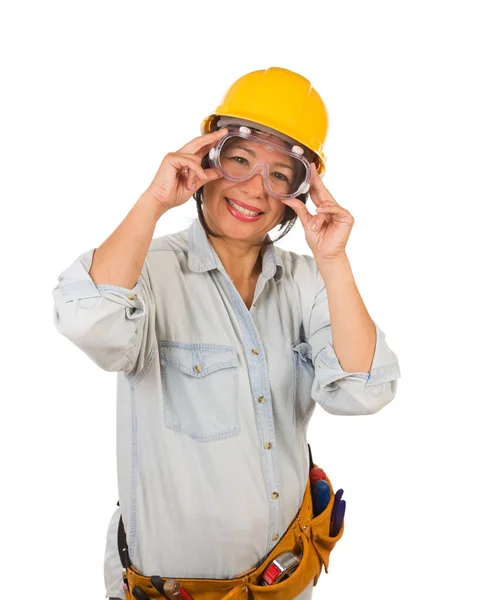 Ispanico donna appaltatore indossare occhiali, cappello rigido e occhiali isolati su sfondo bianco . — Foto Stock