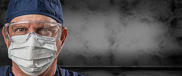 Male Doctor or Nurse Wearing Goggles and Face Mask Against Grungy Dark Background Banner — Stock Photo, Image