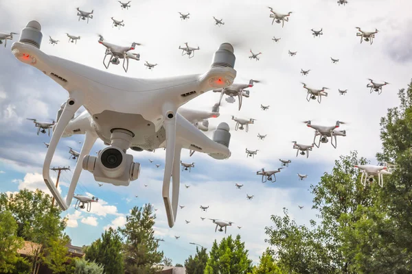 Dutzende Drohnen wimmeln am bewölkten Himmel — Stockfoto