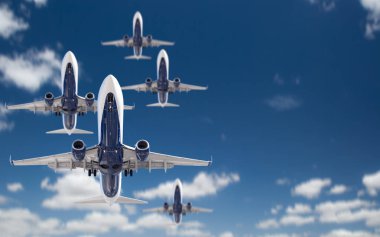 Mavi Gökyüzünde Uçan Birkaç Yolcu Uçağının Alt Görünümü