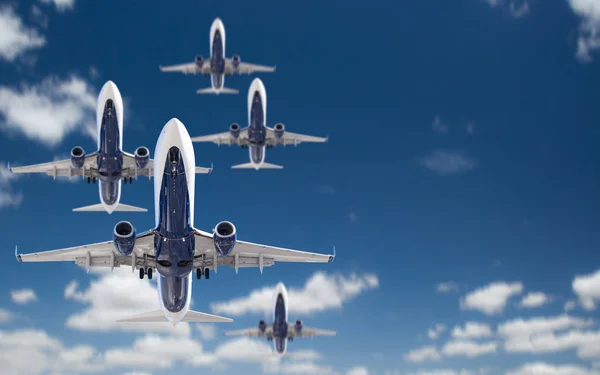 Bottom View van verschillende passagiersvliegtuigen vliegen in de blauwe lucht — Stockfoto