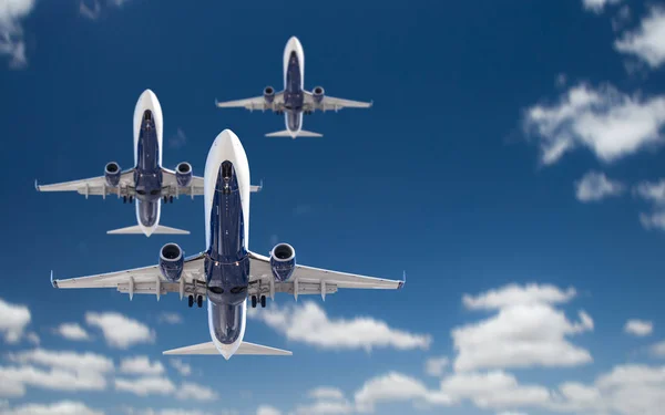 Vue du bas de trois avions à passagers volant dans le ciel bleu — Photo