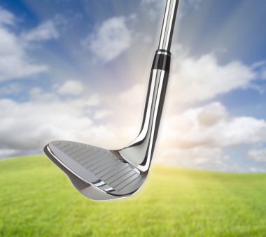 Çim ve Mavi Gökyüzü Arka Plan Karşı Krom Golf Club Kama Demir