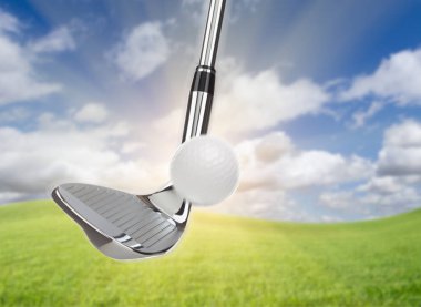 Krom Golf Club Kama Demir Çim ve Mavi Gökyüzü Arka Plan Karşı Golf Ball Hit