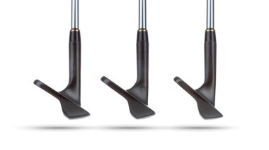 Beyaz Arka Plan Üzerinde Yüzleriçeşitli Loft Açıları gösteren Siyah Golf Club Kama Demirler Toes