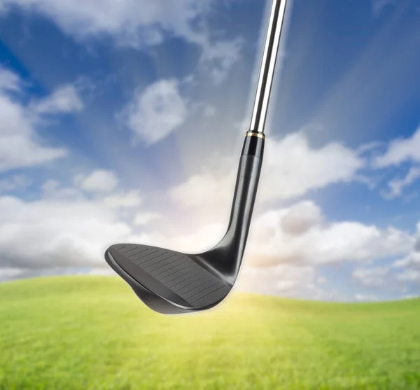 Preto Golf Club Wedge Ferro contra grama e céu azul fundo — Fotografia de Stock