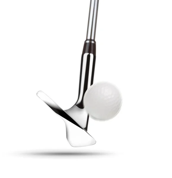 Chrome Golf Club Wedge Ferro batendo bola de golfe no fundo branco — Fotografia de Stock