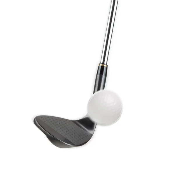 Schwarzer Golfschläger Keil Eisen schlägt Golfball auf weißem Hintergrund — Stockfoto