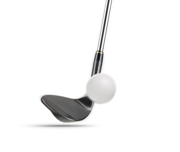 白い背景にゴルフボールを打つブラックゴルフクラブウェッジアイアン — ストック写真
