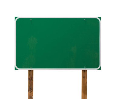 Beyaz Arka Planda İzole Edilmiş Ahşap Dirler ile Boş Yeşil Yol İşareti.