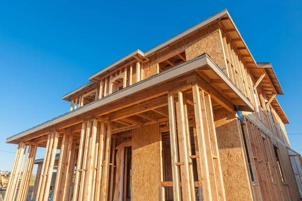 Nuevo marco de la casa de madera en el sitio de construcción — Foto de Stock