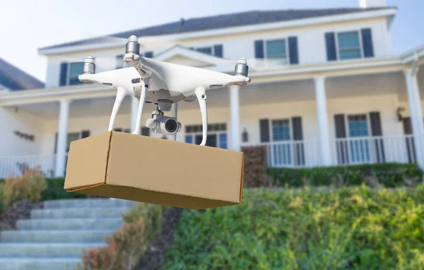 Sistema de aviones no tripulados (UAV) Quadcopter Drone Entregando paquete a casa —  Fotos de Stock