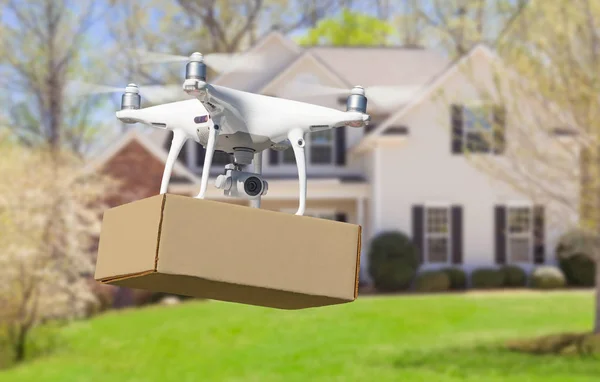 Sistema de Aeronaves Não Tripuladas (UAV) Quadcopter Drone Entregando Pacote Para Casa — Fotografia de Stock