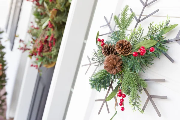 Різдвяні прикраси біля входу в будинок — стокове фото